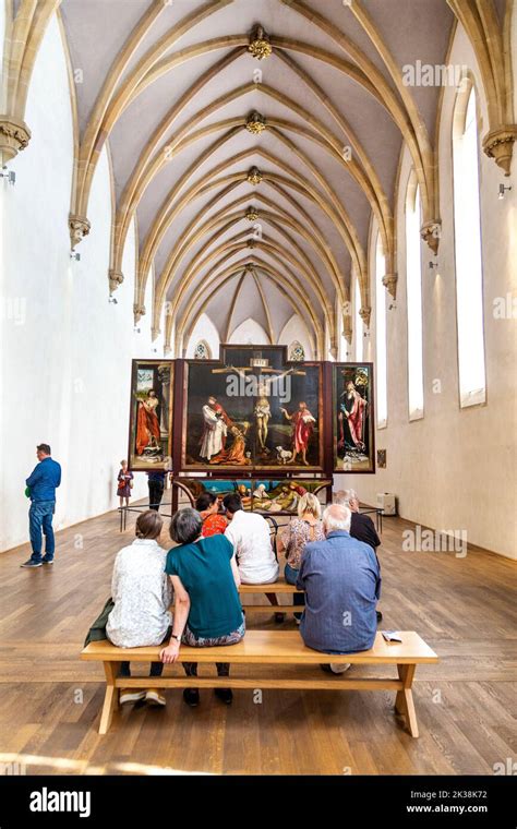 Visitantes viendo el retablo de Isenheim de Matthias Grünewald en la