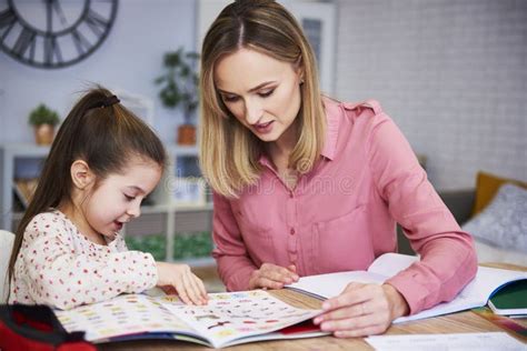 Madre Ayudando A Su Hija Con Los Deberes Imagen De Archivo Imagen De