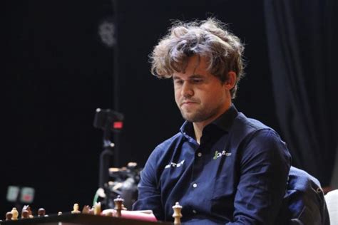 El gran campeón de ajedrez Magnus Carlsen expulsado de la competición