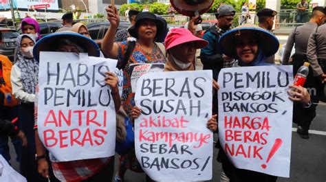 Bawa Panci Dan Bakul Emak Emak Protes Harga Bahan Pokok Naik Ke Bawaslu