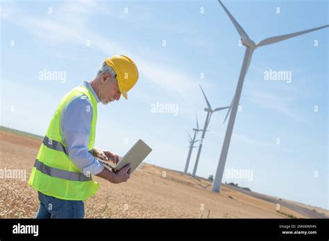 Ingeniero eléctrico que utiliza un ordenador portátil para la