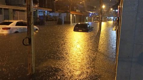 Fuerte lluvia con tormenta eléctrica sorprende a Guayaquil y causa