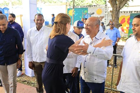 Director Iad Acompa A A La Vicepresidenta Raquel Pe A En Acto Entrega