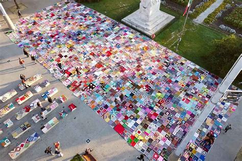 Un Tappeto Coloratissimo Di Coperte In Piazza Ad Empoli Per Dire No