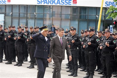 Postrojavanjem na Trgu slobode i defileom kroz grad službenici policije