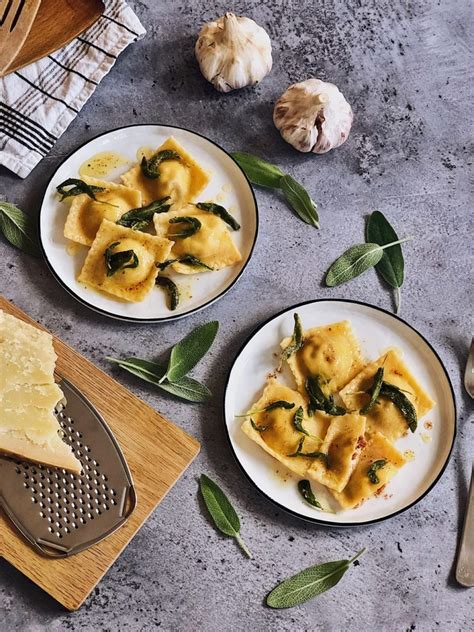 Handgemachte Ravioli Mit Ricotta R Ucherlachs F Llung In Salbeibutter