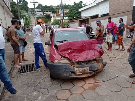 Colisão entre dois veículos deixa duas pessoas gravemente feridas e uma