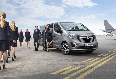 Opel Vivaro Tourer Lo Shuttle Versatile Ed Elegante Mezzi Commerciali