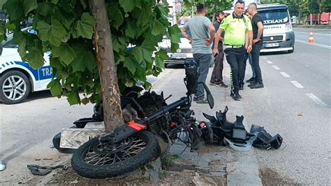 Ağaca çarpan motosiklet sürücüsü feci şekilde can verdi