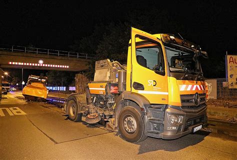 Unfall In Dresden Kehrmaschine Bleibt An Br Cke H Ngen