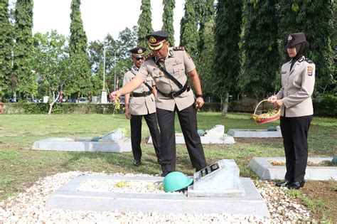 Polres Tanah Laut Gelar Upacara Ziarah Dan Tabur Bunga Di Tmp Bumi