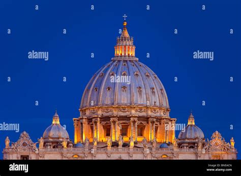 The dome of st peters basilica by michelangelo hi-res stock photography ...