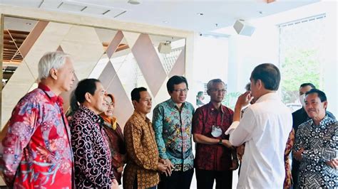 Istana Respons Soal Baliho Jokowi Dinobatkan Sebagai Alumni Ugm Paling