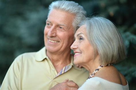 Feliz Pareja De Ancianos Abraz Ndose Foto Premium