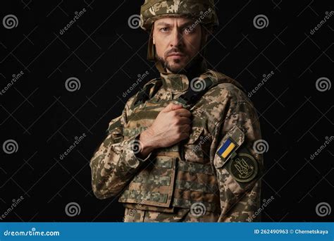 Soldado Do Uniforme Militar Ucraniano Em Fundo Negro Imagem De Stock