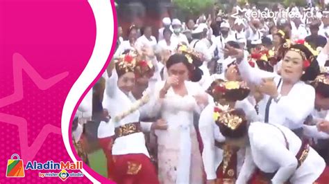 Unik Tradisi Perang Ketupat Bantal Di Bali Video Dailymotion