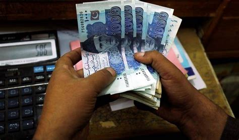 Federal Govt Sets Minimum Monthly Wage At Rs32 000