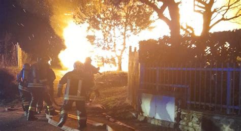 Galbiate Incendio Distrugge Un Deposito Agricolo Intossicate Due Persone