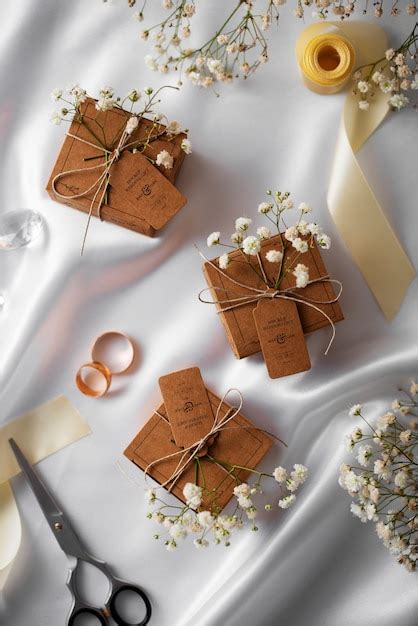 Coffret Cadeau De Mariage Enveloppé De Papier Avec Des Fleurs De