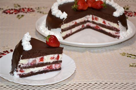 Savoare In Bucate Tort Cu Capsuni Mascarpone Si Ciocolata