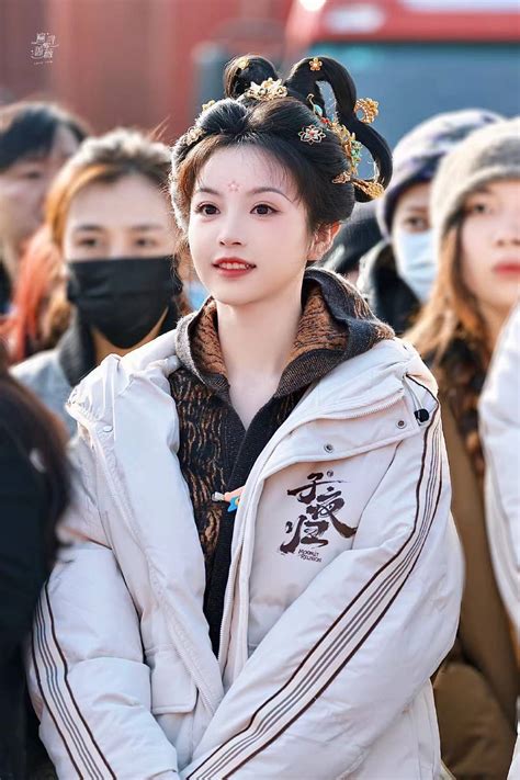 田曦薇盘发造型娇美可爱 对镜比耶少女感满满 搜狐大视野 搜狐新闻