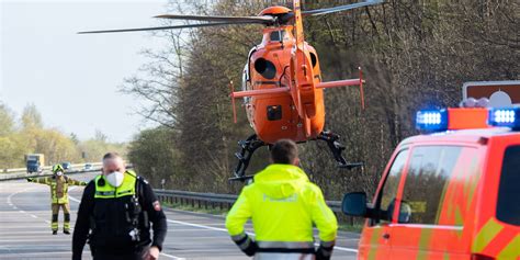 Mega Stau Auf Der A1 Autobahn War Nach Unfall Mit Drei Lkw In Beide