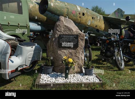 Monumento En El Antiguo Aer Dromo Militar Sovi Tico A Los Oficiales