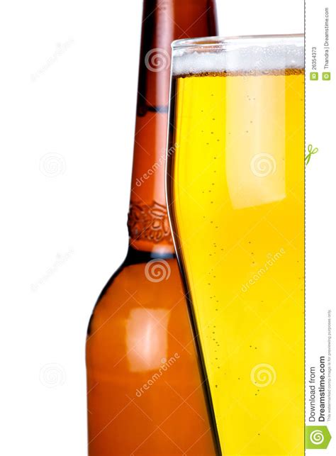 Botella Y Vidrio Con La Cerveza En El Fondo Blanco Imagen De Archivo