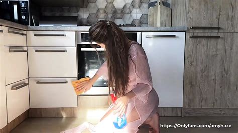 Verleidelijk Schoonmaken Door Een Naakte Brunette Met Een Dikke Kont In Een Transparante Gewaad