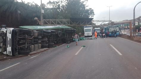 Carreta Tomba No Anel Rodovi Rio Em Bh Derruba Sinaliza O E Trava O