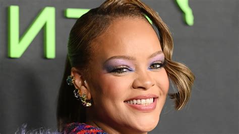 Rihanna Extra Long Platinum Blonde Hair That S The Headline See The Photos Allure