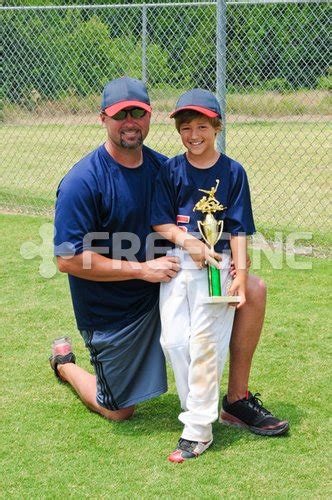 유토이미지 Father and son baseball player with trophy