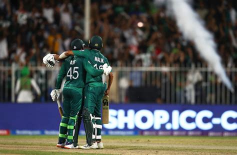 Shoaib Malik And Asif Ali Get Together After Seeing Pakistan Through