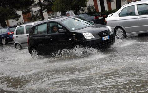 Maltempo in Toscana codice giallo per pioggia e vento martedì 16 maggio