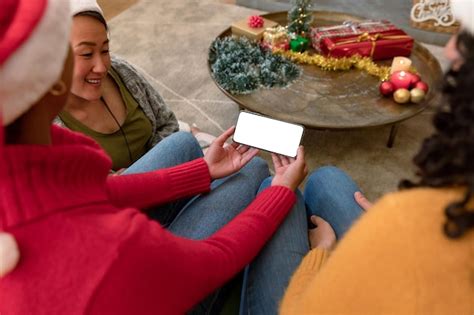 Grupo de amigos felices y diversos usando un teléfono inteligente con