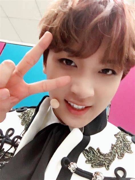 21 On Twitter Haechan Sunshine Haechan Selca Haechan Smile Haechan