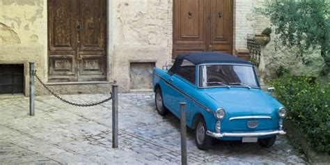 Little vintage car - Photos by Canva