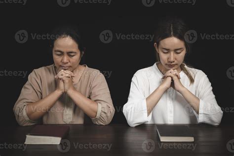 Dos Mujeres Están Orando Por La Bendición De Dios La Idea De Orar Al Señor Con Paciencia Y