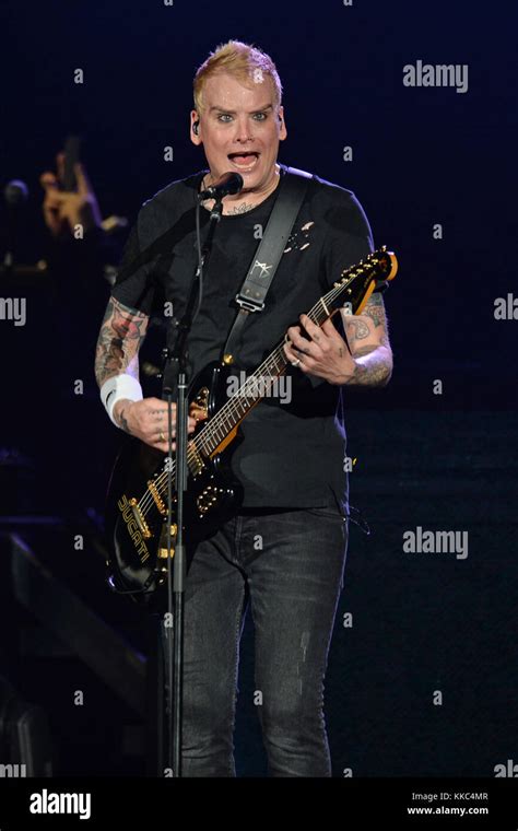 Blink 182 matt skiba hi-res stock photography and images - Alamy