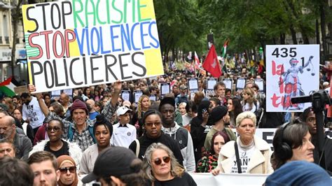 Des Milliers De Personnes Manifestent En France Contre Les Violences