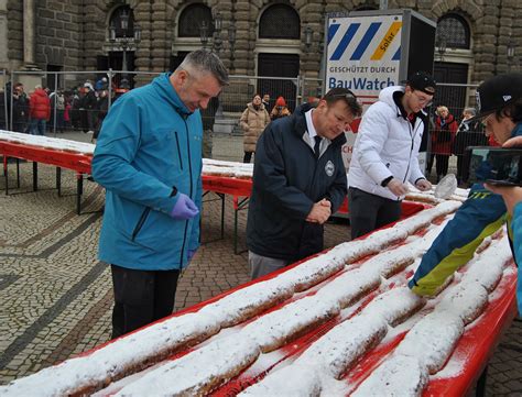 Rekordversuch L Ngster Christstollen Der Welt