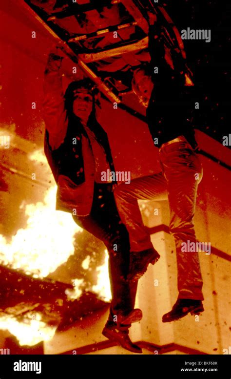 VOLCANO (1997) TOMMY LEE JONES, ANNE HECHE VOLC 013 Stock Photo - Alamy