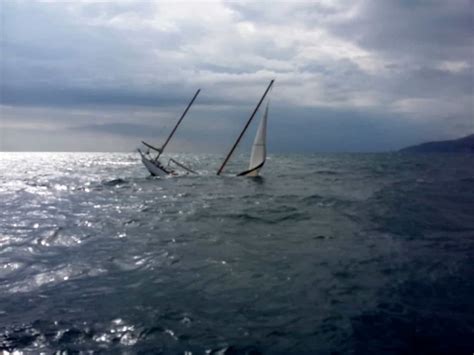 Affonda Una Barca A Vela D Epoca Salvati I Due Naufraghi In Bal A Del Mare