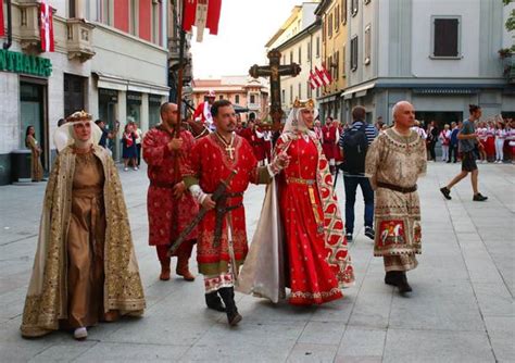 La Croce Del Palio Di Legnano Uscita Dalla Basilica Vi Ha Fatto