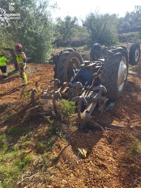 Un Hombre Fallece En Traiguera Al Volcar El Tractor En El Que Trabajaba