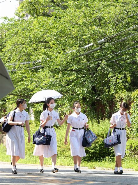 「ワクワク」夏服に衣替え 神戸の松蔭中・高 半袖にマスク姿 写真特集13 毎日新聞