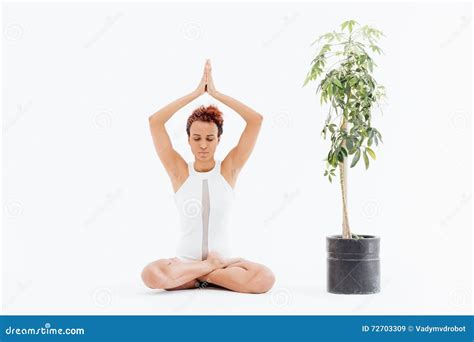 Jeune Femme Africaine S Asseyant Dans La Pose De Lotus Et Le Yoga De