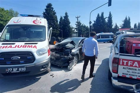 Yalovada hasta taşıyan ambulans ile otomobil çarpıştı İhlas Haber Ajansı