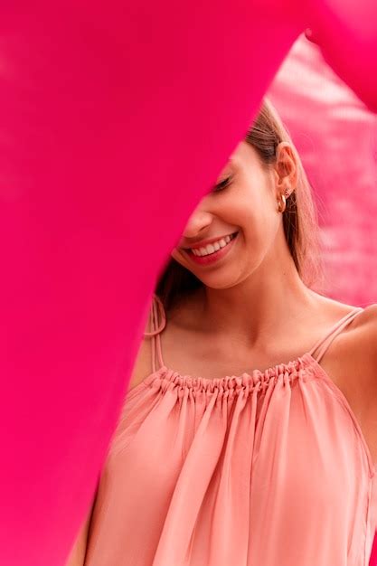 Portrait De Femme La Plage Cachant Son Visage Derri Re Un Voile