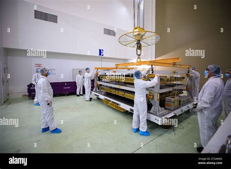 Psyche Solar Array Unboxing Un Equipo De La Nasa Utiliza Una Grúa Para Levantar Los Conjuntos